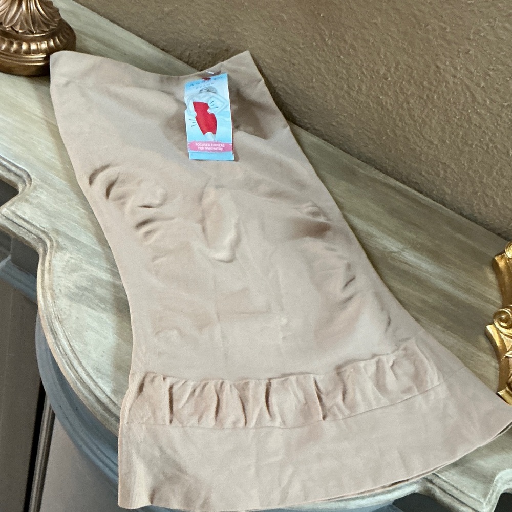 Assets by Spanx Slip. High waist Shapewear NEW with Tags. M